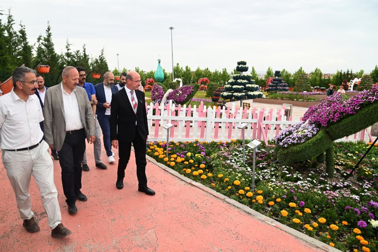 Konya Selçuklu Çiçek Bahçesi'nde görsel şölen