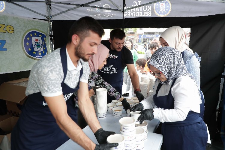 Kütahya'da 5 bin adet aşure dağıtıldı