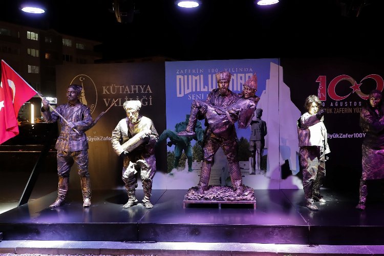 Kütahya'da Büyük Zafer'in coşkusuna canlı heykel performansı