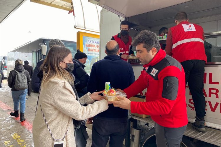 Kızılay Bursa'da sıcak yemek nöbetinde