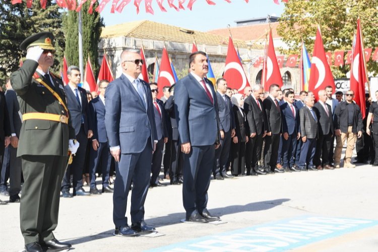 Malatya'da 29 Ekim coşkusu çelenkle başladı