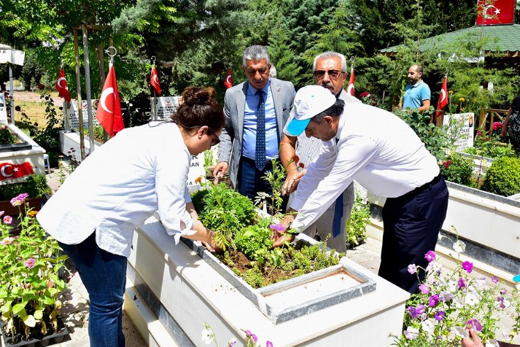 Malatya'da şehitlerin kabirleri çiçeklerle bezendi