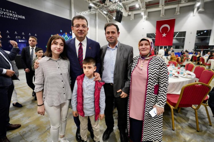 İmamoğlu, iftarını halk ekmek çalışanlarıyla yaptı