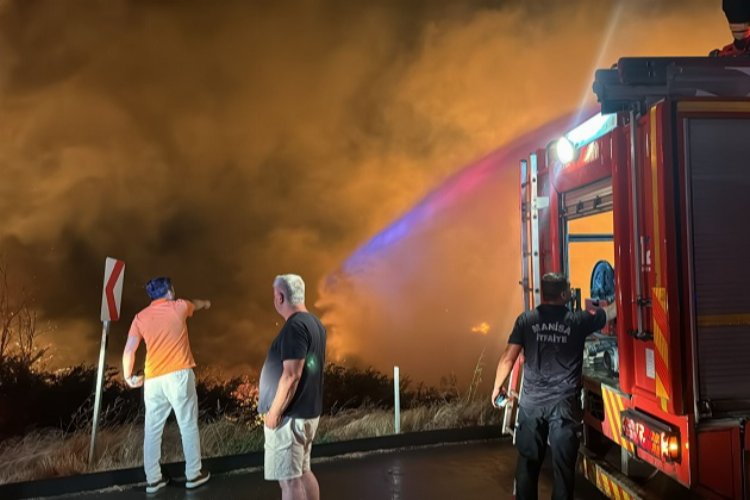 Manisa Akhisar'da korkutan yangın kontrol altında