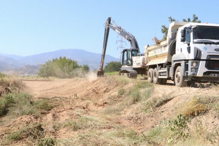 Manisa Alaşehir'de dere temizliği sürüyor