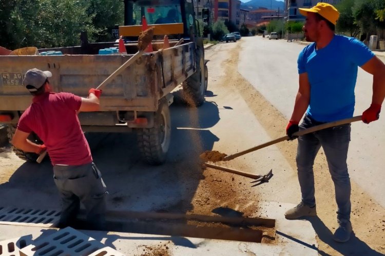 Manisa Alaşehir'de yağmur suyu ızgaralarına bakım