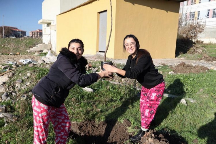 Manisa Büyükşehir gençleri toprakla buluşturdu