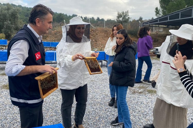 Manisa'da Arıcılık Eğitim Merkezi üniversitelileri ağırladı