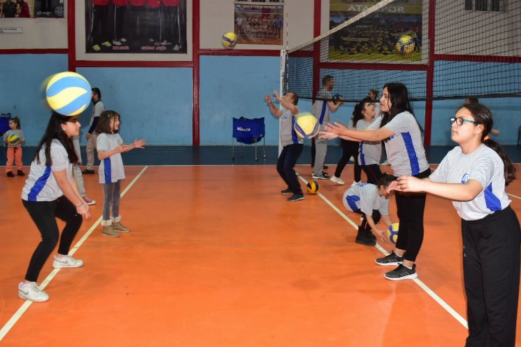 Manisa'da depremzede öğrencilere bayan voleybol kursu