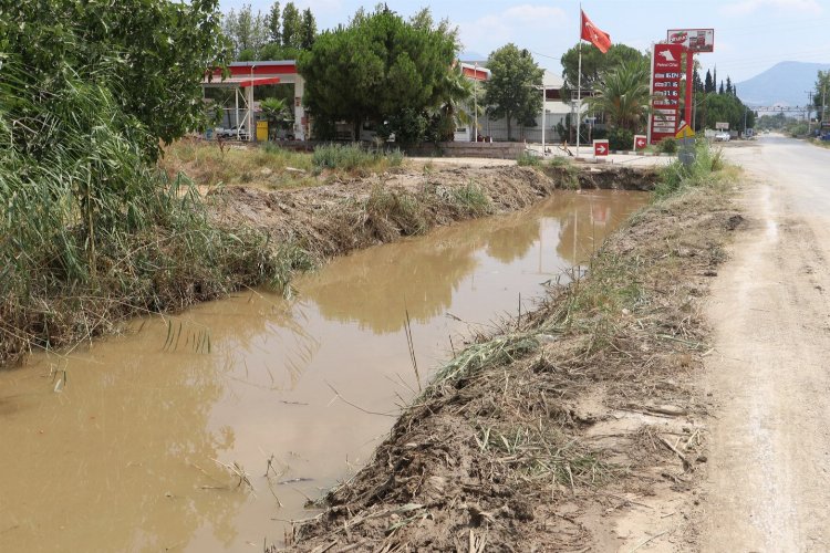 Manisa'da derelerin olası taşkınlara karşı temizliği sürüyor