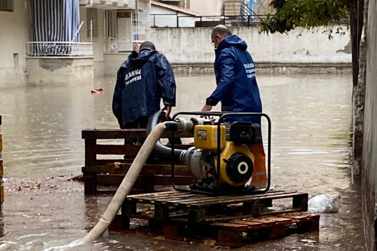 Manisa'da fırtına ve yağış ekipleri seferber etti