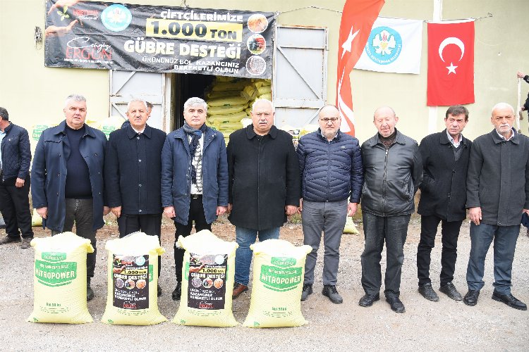 Manisa'da gübre dağıtımı sürüyor