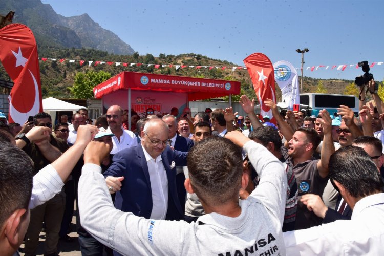 Manisa'da işçilerden ek zam teşekkürü... Başkan'la karşılıklı göbek attılar