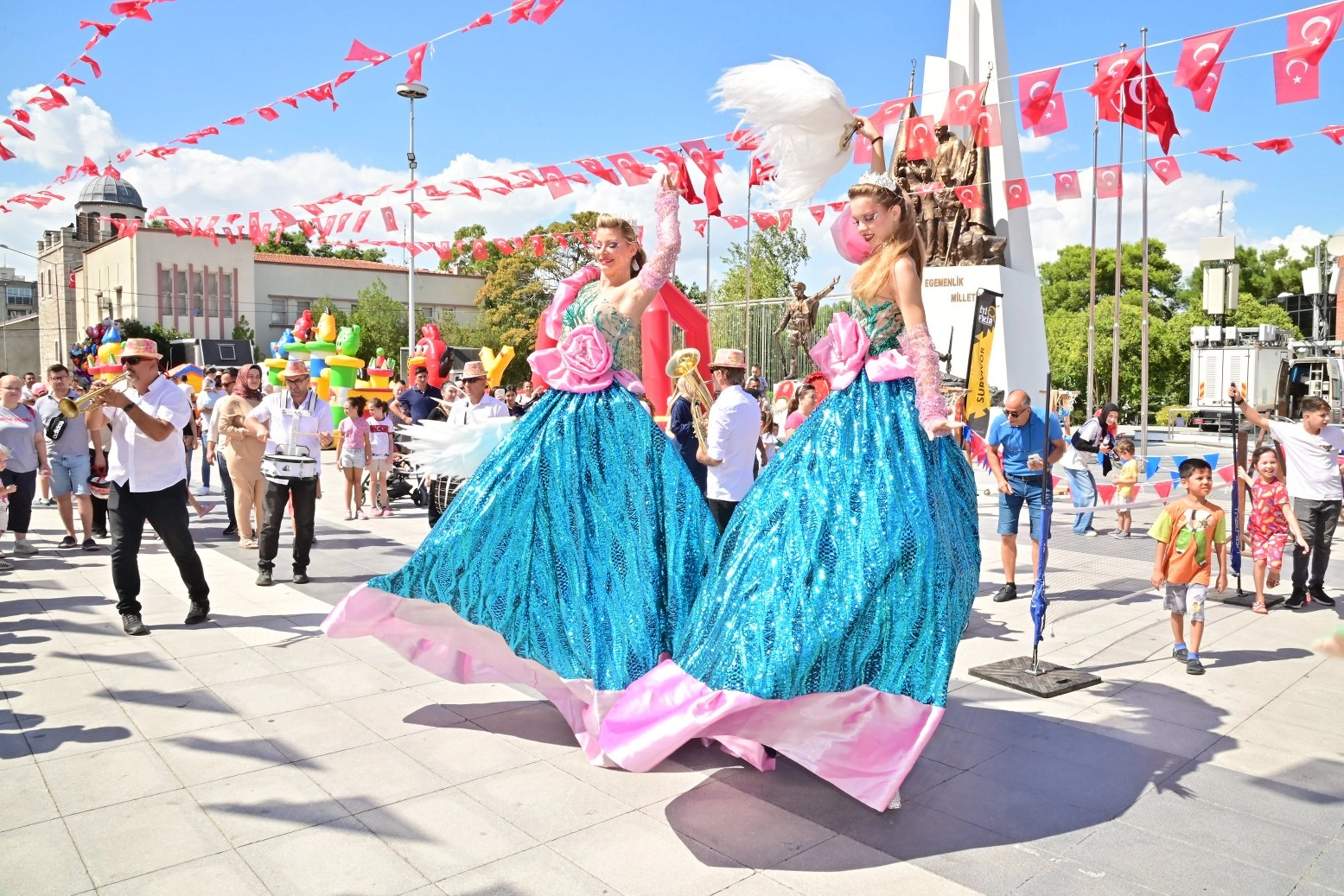 Manisa'da kurtuluş etkinlikleri çocukları sevindirdi