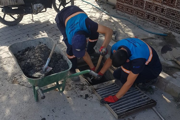 Manisa'da yağmursuyu ızgaraları çöplük değil