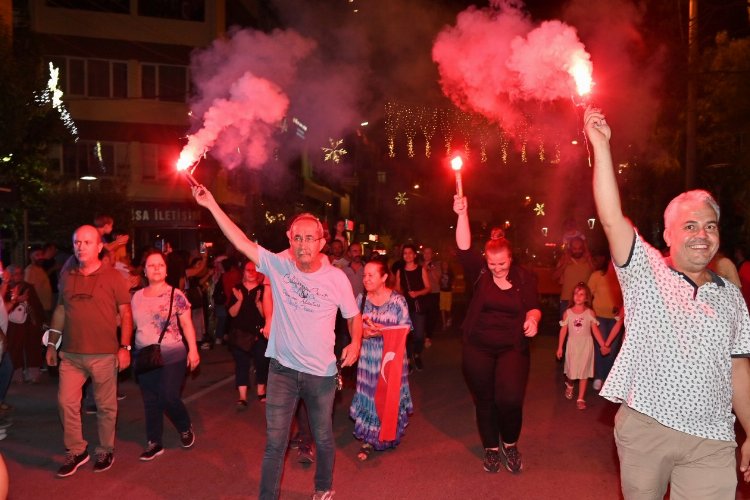 Manisa'da yer gök kırmızı-beyaz