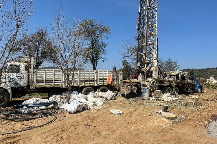 Manisa Dindarlı'nde Mahallesinde sondaj çalışmaları sürüyor