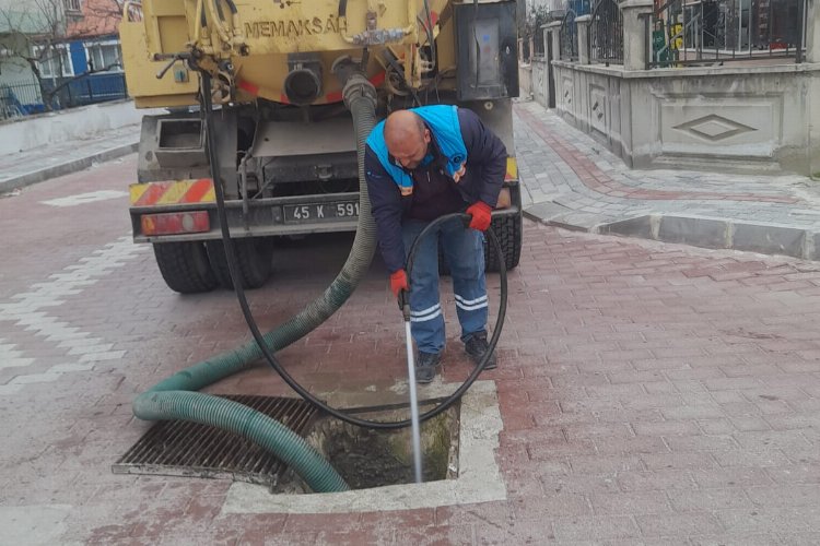 Manisa Kula'da yağmur suyu ızgalarında temizlik