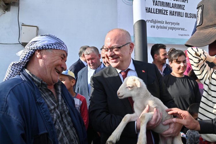 Manisa Saruhanlı'da Başkan Ergün'e sevgi seli.. Kuzu hediye edildi