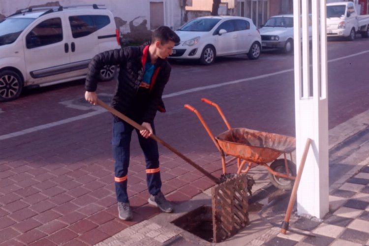 Manisa Saruhanlı'da yağışlara karşı ızgara temizliği