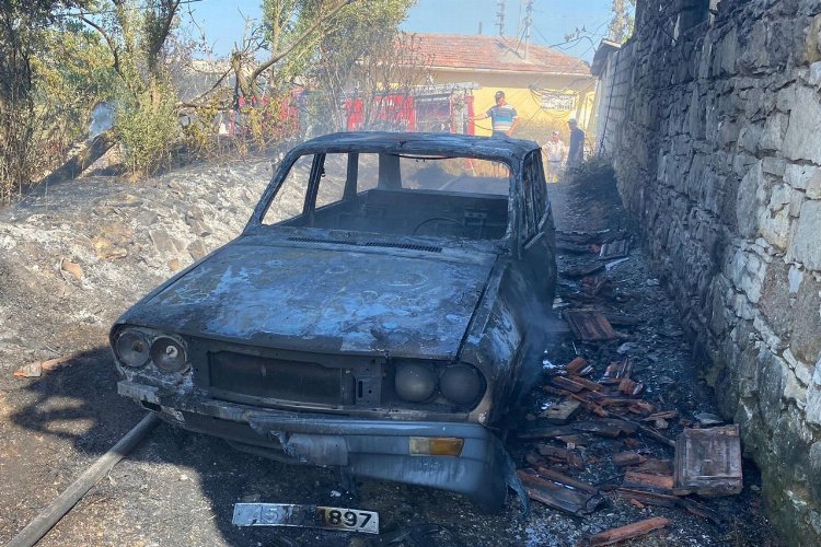 Manisa Soma'da ot yangını! Otomobil küle döndü!