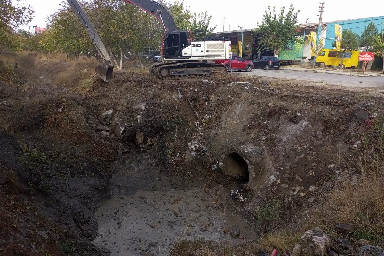 Manisa Yunusemre'de sanayinin biriktirme havuzuna temizlik