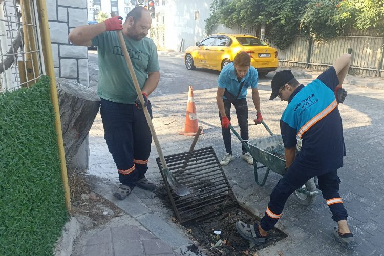 Manisa Yunusemre'de taşkınlara karşı ızgara temizliği