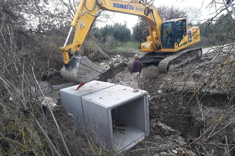 MASKİ menfez çalışmalarıyla yol geçişlerini rahatlatıyor