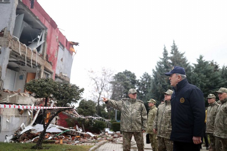 Mehmetçik depremzedelerin yanında