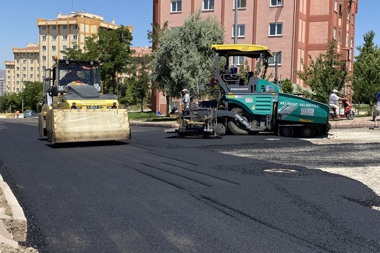 Melikgazi TOKİ'de yol yenileme çalışması