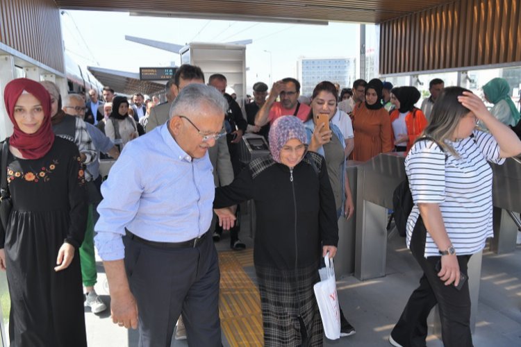 Memduh Büyükkılıç'tan tramvayla şehir turu