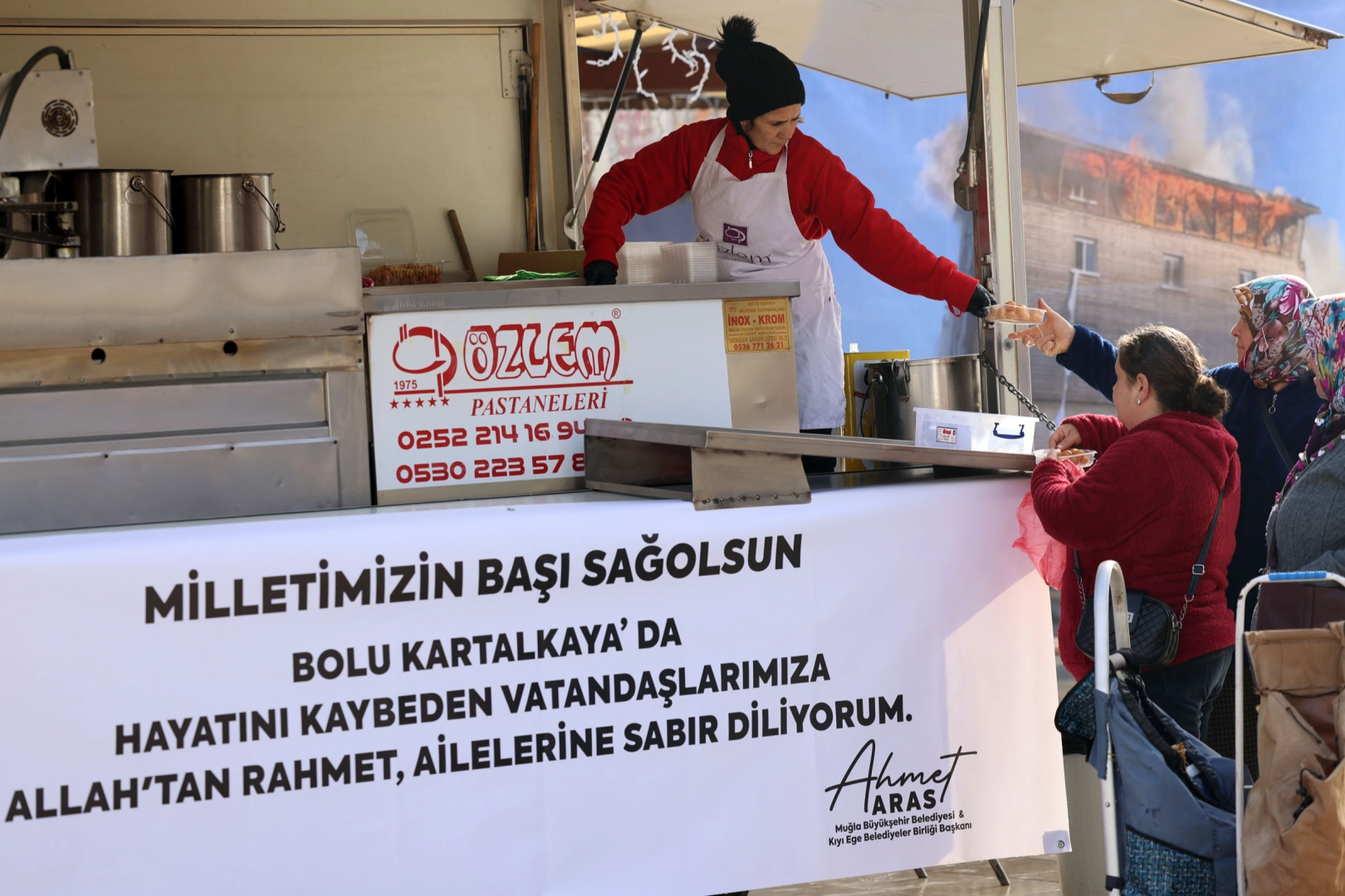 Muğla'da yangında hayatını kaybedenler için lokma dağıttı