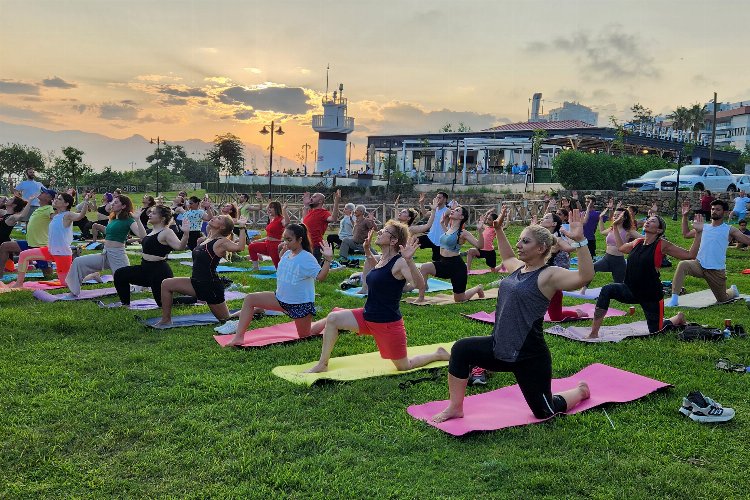 Muratpaşa'da Dünya Yoga Günü'ne özel seans