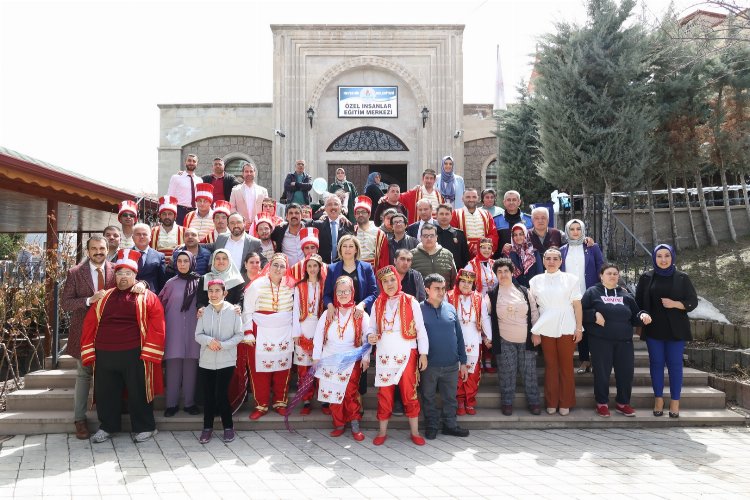 Nevşehir'de otizme mavi balonlu farkındalık