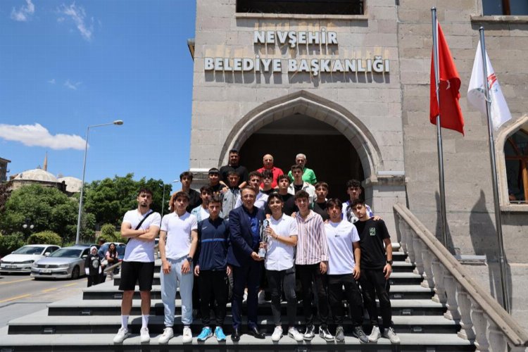 Nevşehir Belediyesi sporcularına Savran'dan tebrik