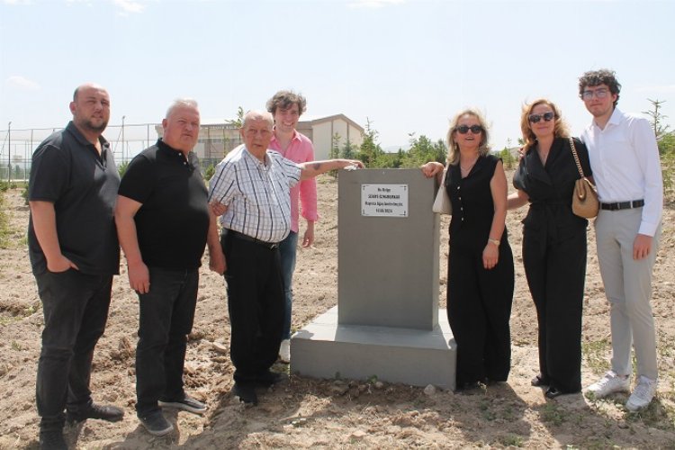 NNYÜ ‘den Kurucu Mütevelli Heyet Başkanı Özhamurkar’a plaket