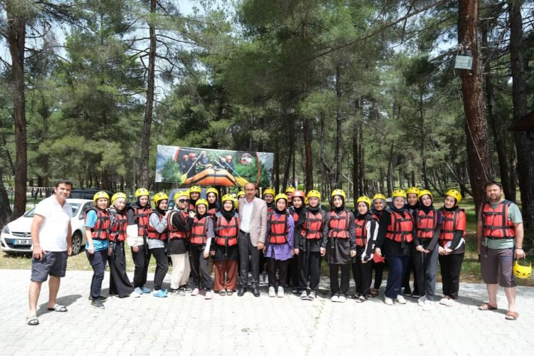 Orhaneli'nde liseli öğrenciler rafting yaptı 