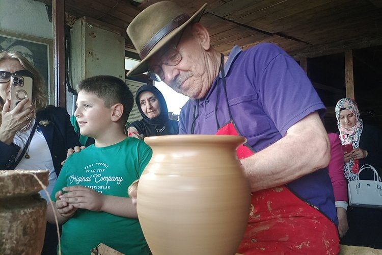 Pazaryeri'nde 81 yaşındaki usta mesleğine aşık