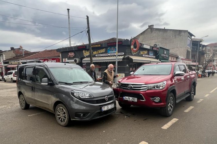 Pazaryeri'nde maddi hasarlı trafik kazası