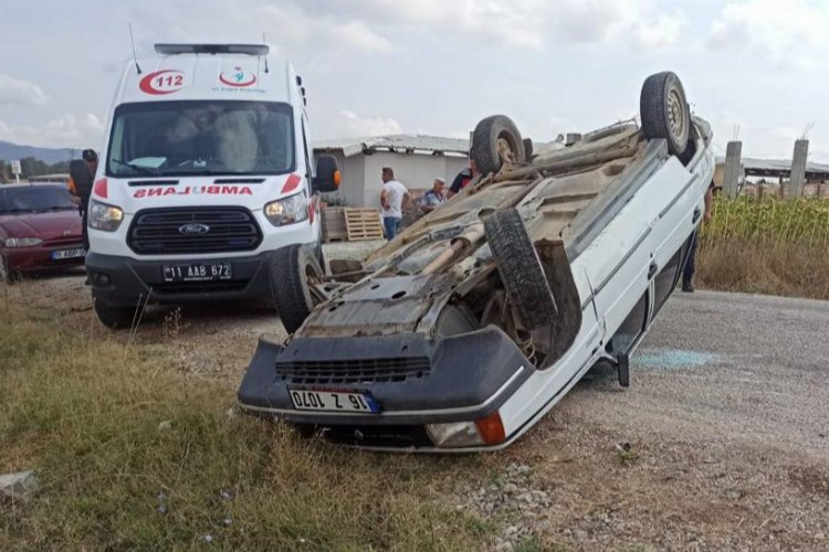 Pazaryeri'nde otomobil devrildi: 2 yaralı!