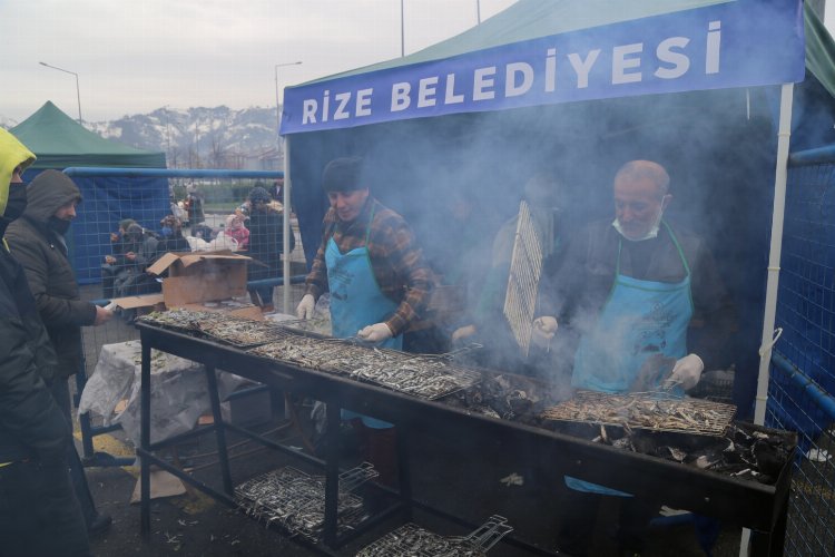 Rize'de 3 günde ayıklanan 2,5 ton hamsi 4 saatte tükendi