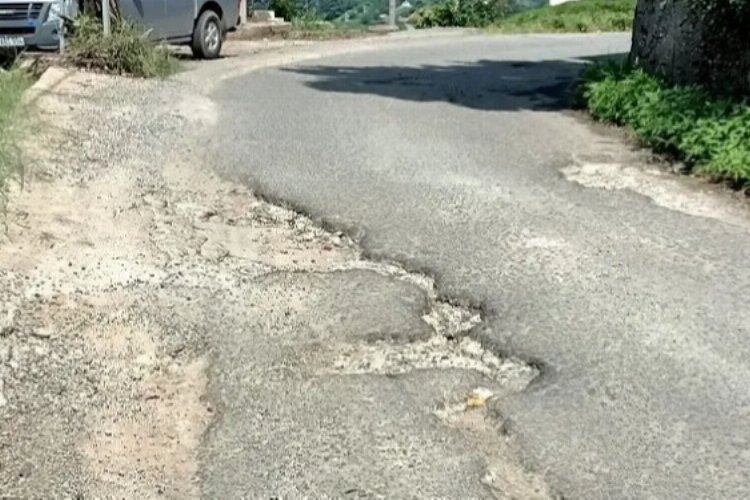 Rize Pazar'da Aktepe Grup Yolu köstebek yuvası gibi!