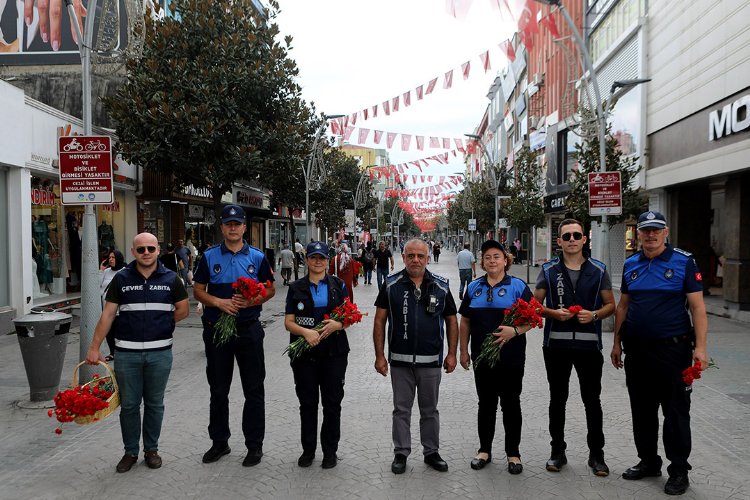 Sakarya Zabıtası'ndan vatandaşa ve esnafa karanfil