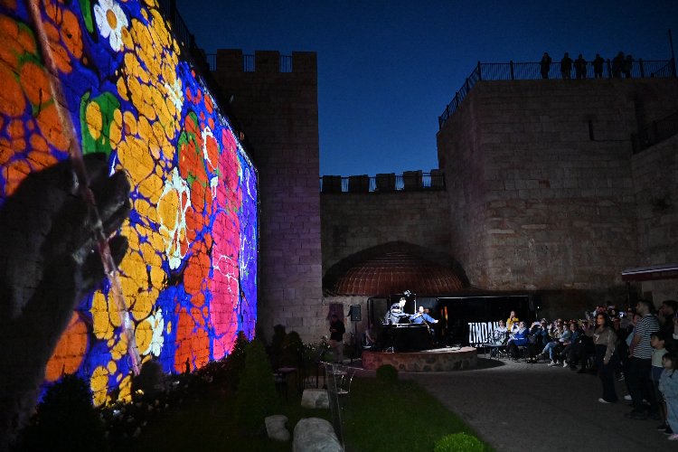 Sanat Bursa'nın tarihi surlarında teknolojiyle buluştu