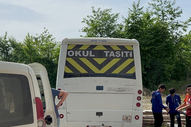 Servis sürücüsü, öğrencilerle birlikte polisten kaçtı