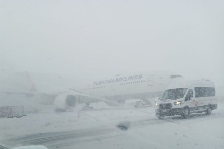 İstanbul'da pistlerden biri uçuşa açıldı