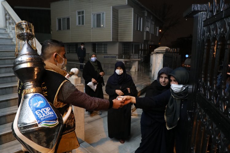 İstanbul Eyüpsultan'da teravih namazı sonrası şerbet ikramı