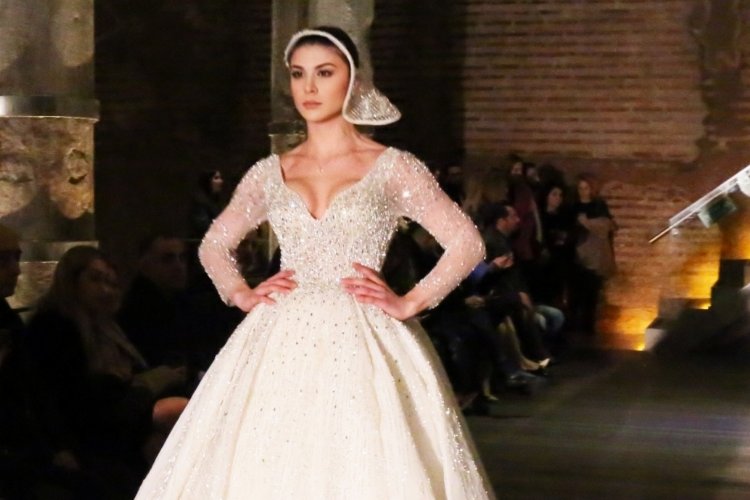 Taçlı güzeller İstanbul'da Bridal defilesinde