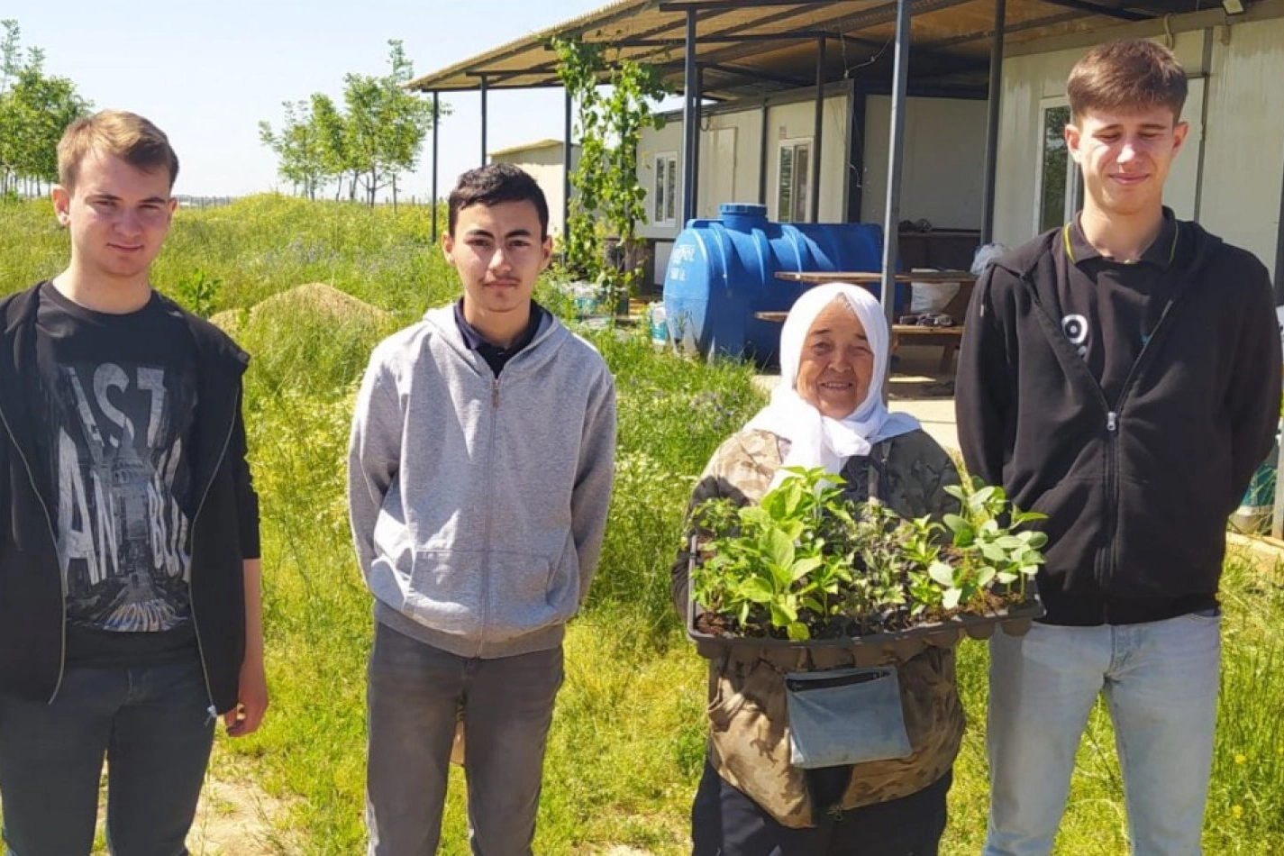 Tekirdağ'da öğrenciler ürettikleri fideleri köy kadınlarına ücretsiz dağıttı