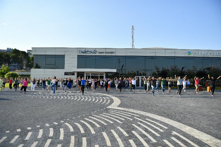 100'ncü yılda 10 kadınla Zeybek şov